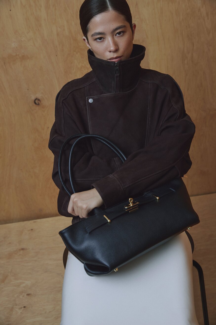 Women's Black Tote Handbag made of Premium Italian Genuine Leather with Long Handles Estro ER00118151