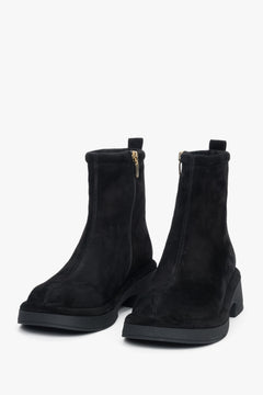 With a functional heel, women's black ankle boots made of genuine velour, Estro ER00118227.