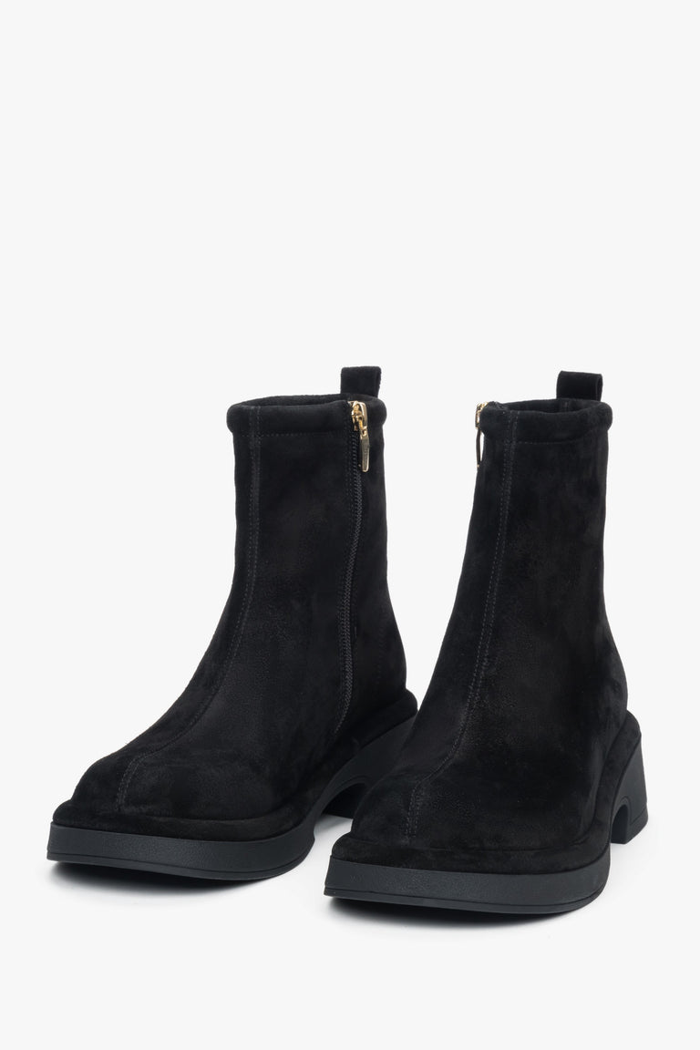 With a functional heel, women's black ankle boots made of genuine velour, Estro ER00118227.