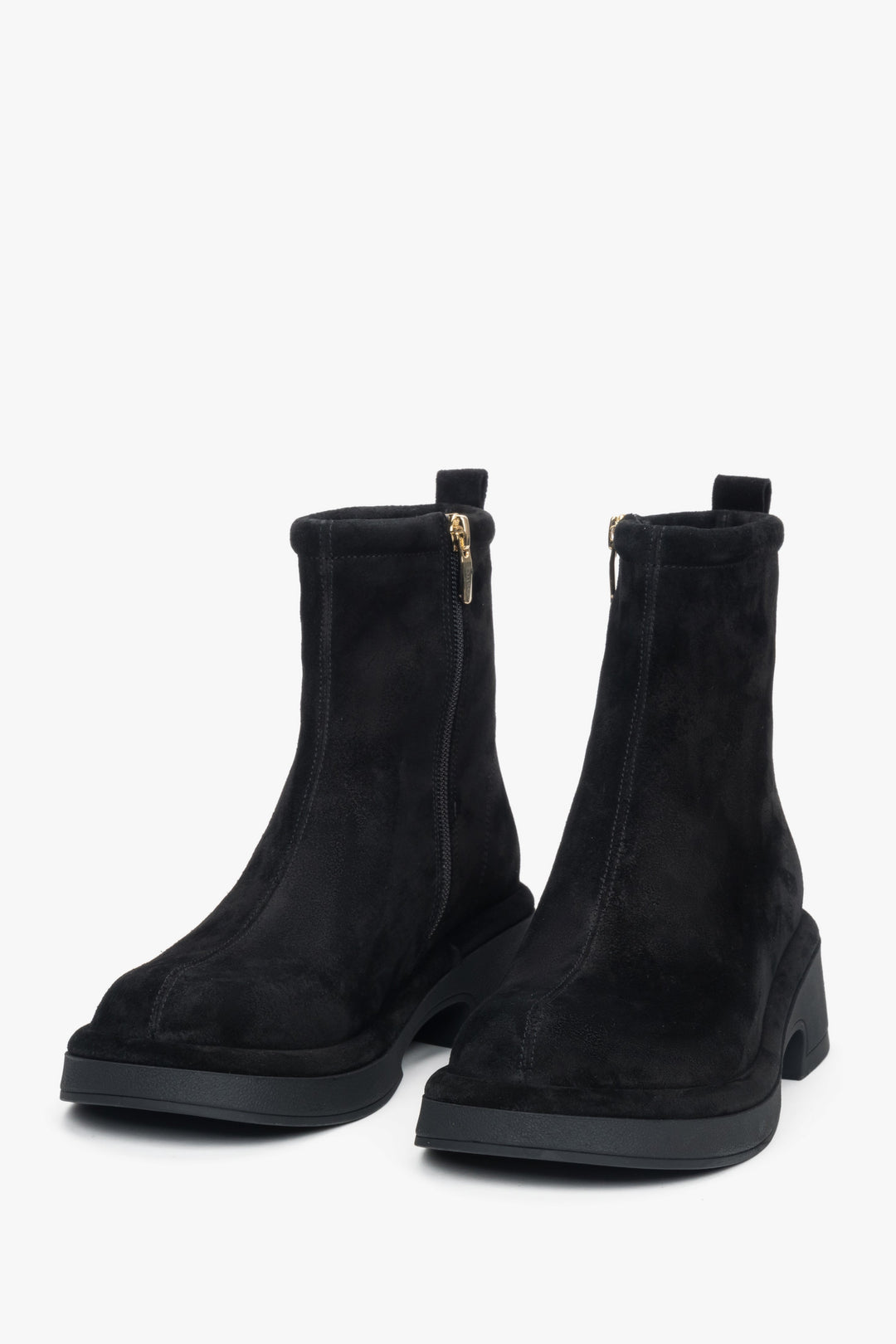 With a functional heel, women's black ankle boots made of genuine velour, Estro ER00118227.
