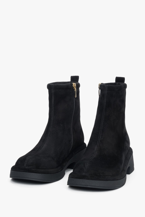With a functional heel, women's black ankle boots made of genuine velour, Estro ER00118227.