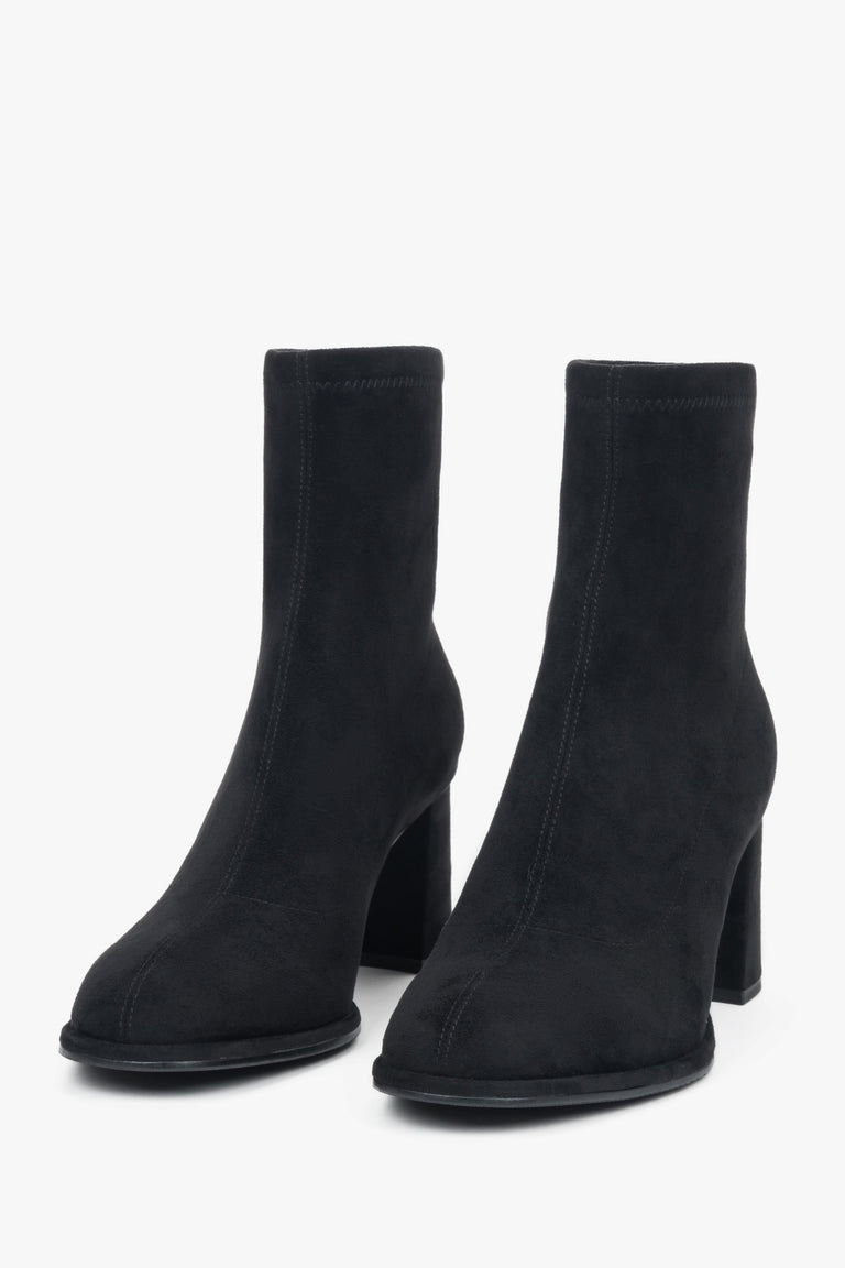 Women’s black velour ankle boots with a stable block heel Estro.