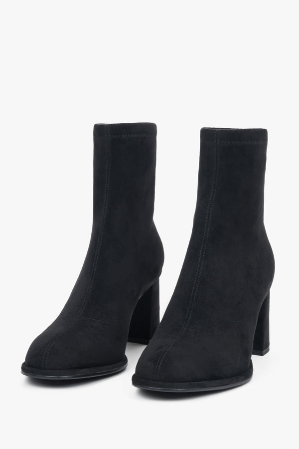Women’s black velour ankle boots with a stable block heel Estro.