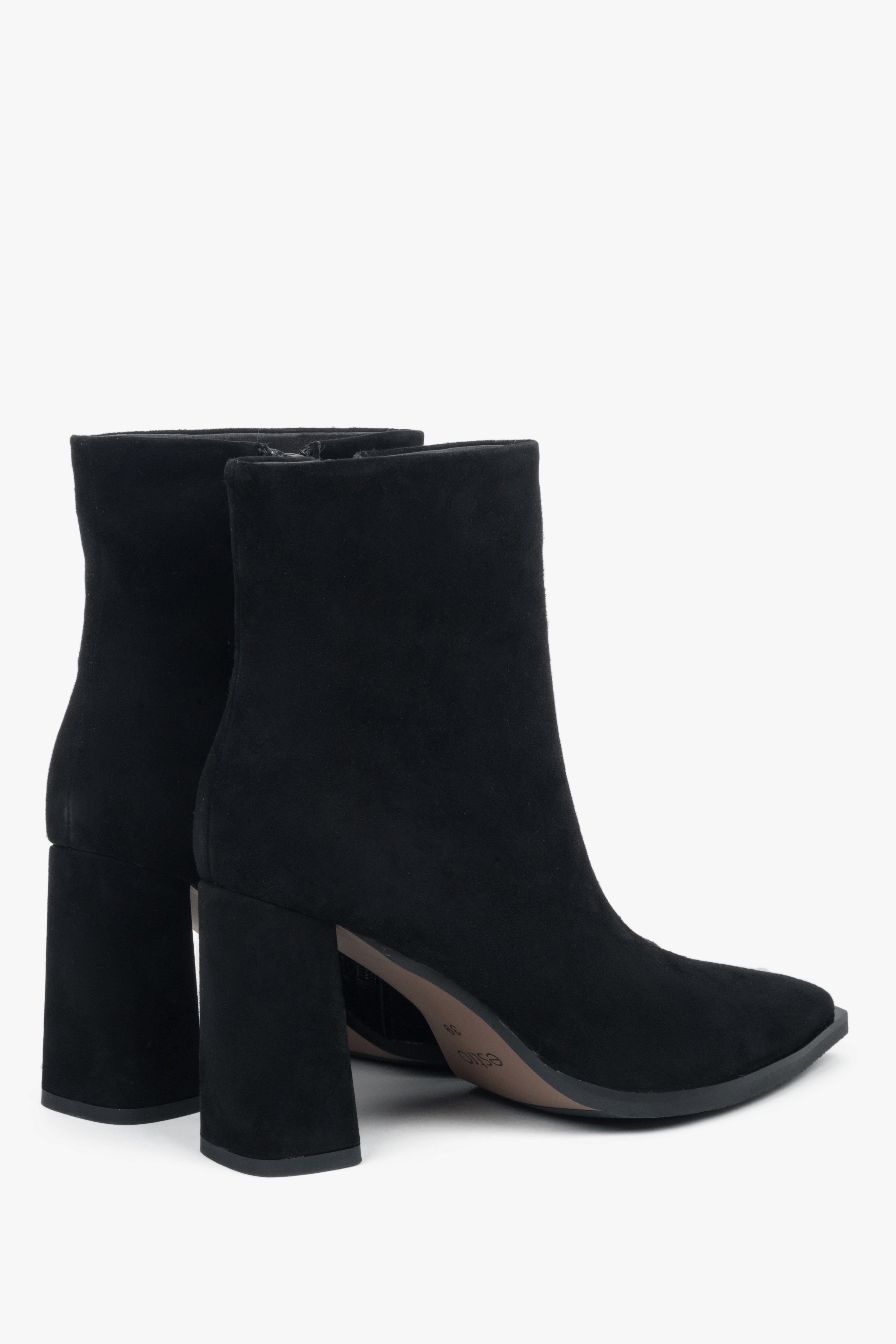 With a block heel, black women’s ankle boots made of genuine velour Estro.
