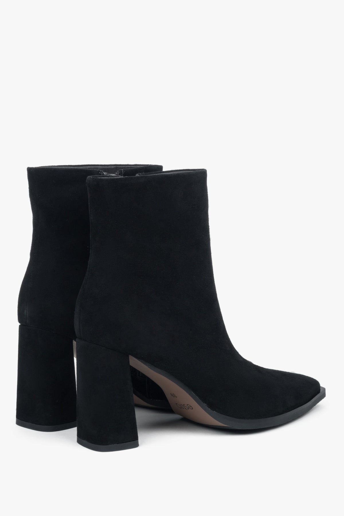 With a block heel, black women’s ankle boots made of genuine velour Estro.