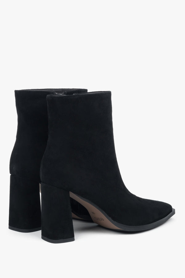 With a block heel, black women’s ankle boots made of genuine velour Estro.