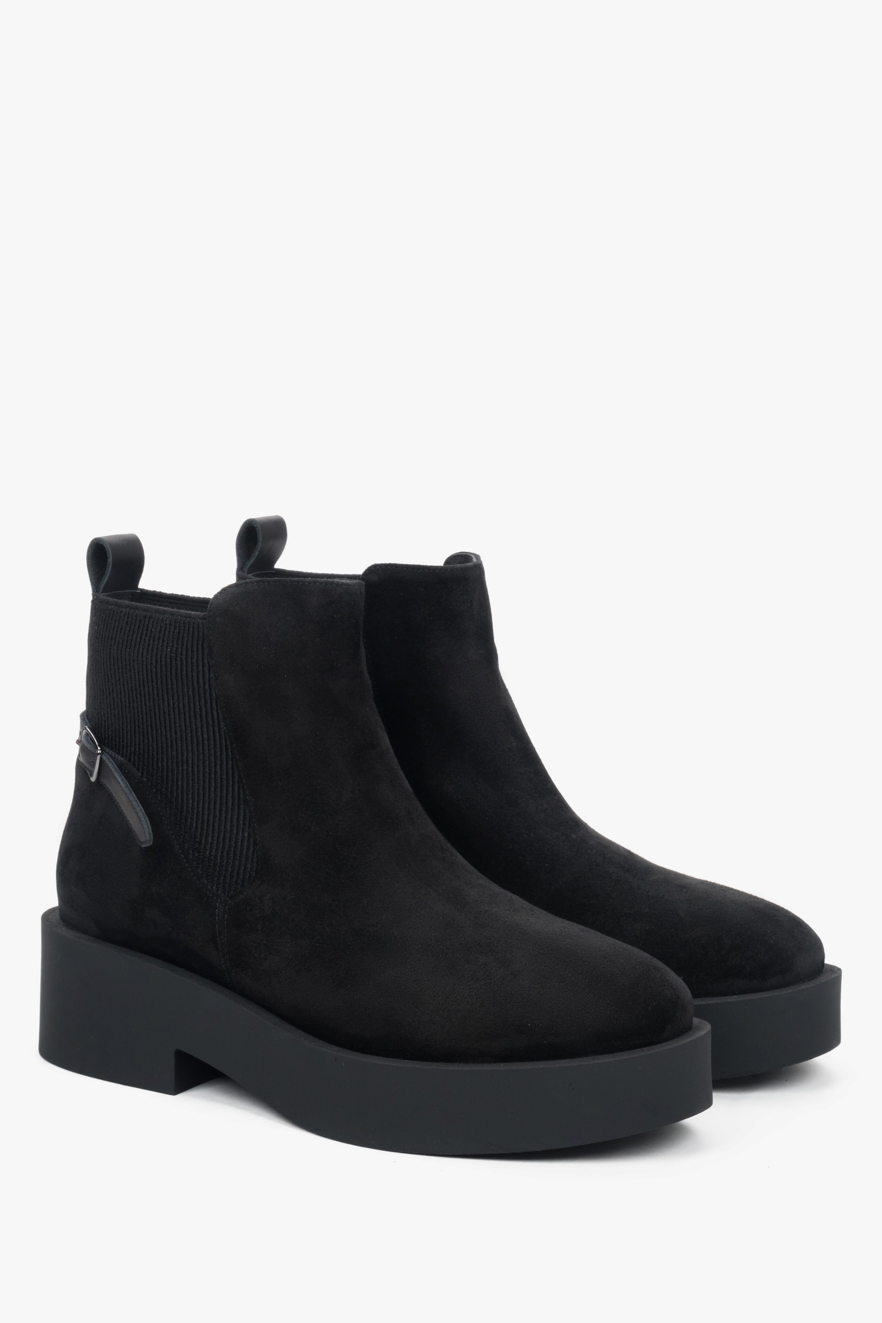 Estro ER00118243 – women's black Chelsea boots on a chunky sole made of genuine velour.