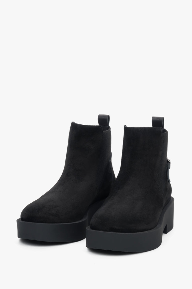 Women's black Chelsea boots on a chunky sole made of genuine velour, Estro ER00118243.