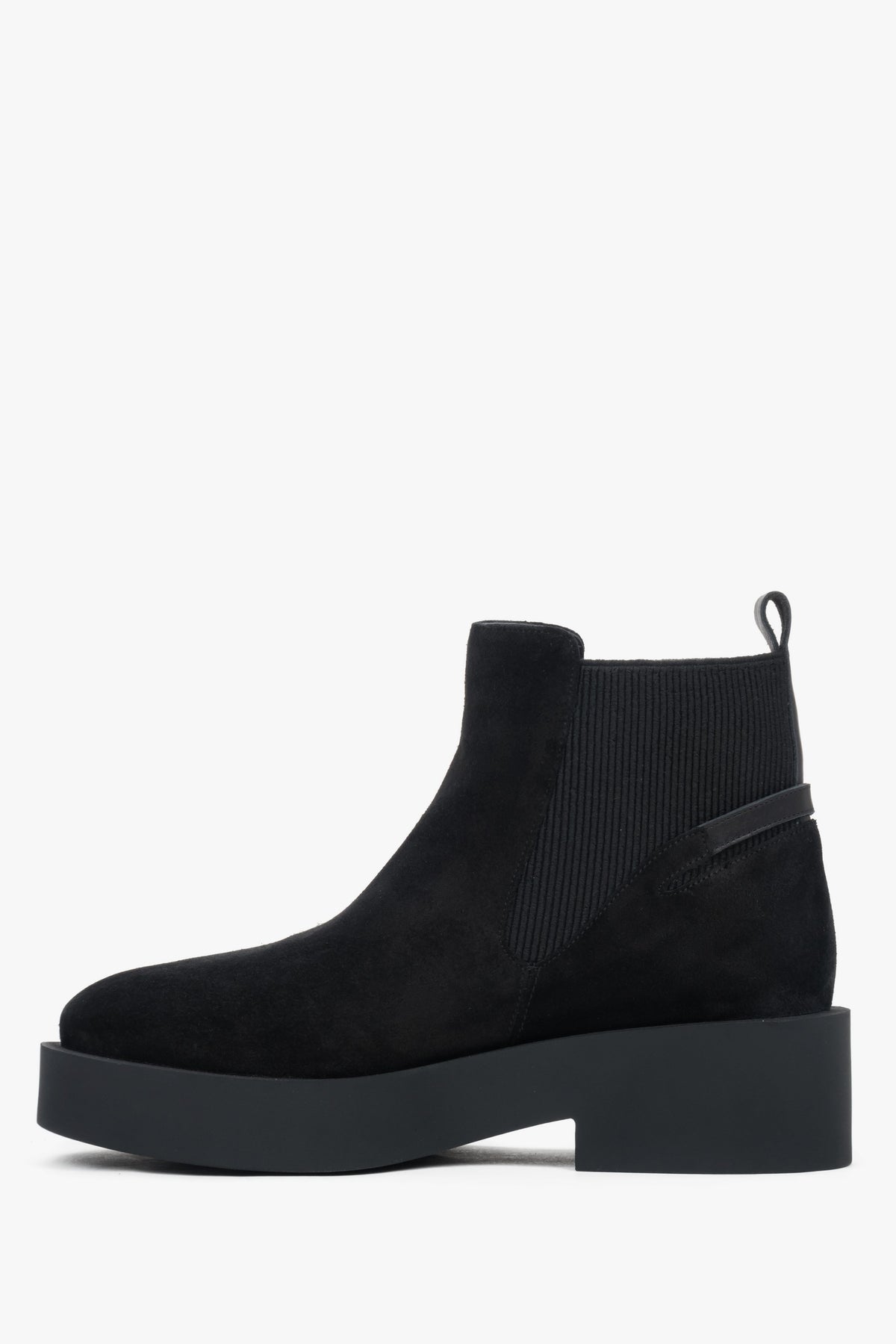 On a chunky sole, women's black Chelsea boots made of genuine velour, Estro ER00118243.