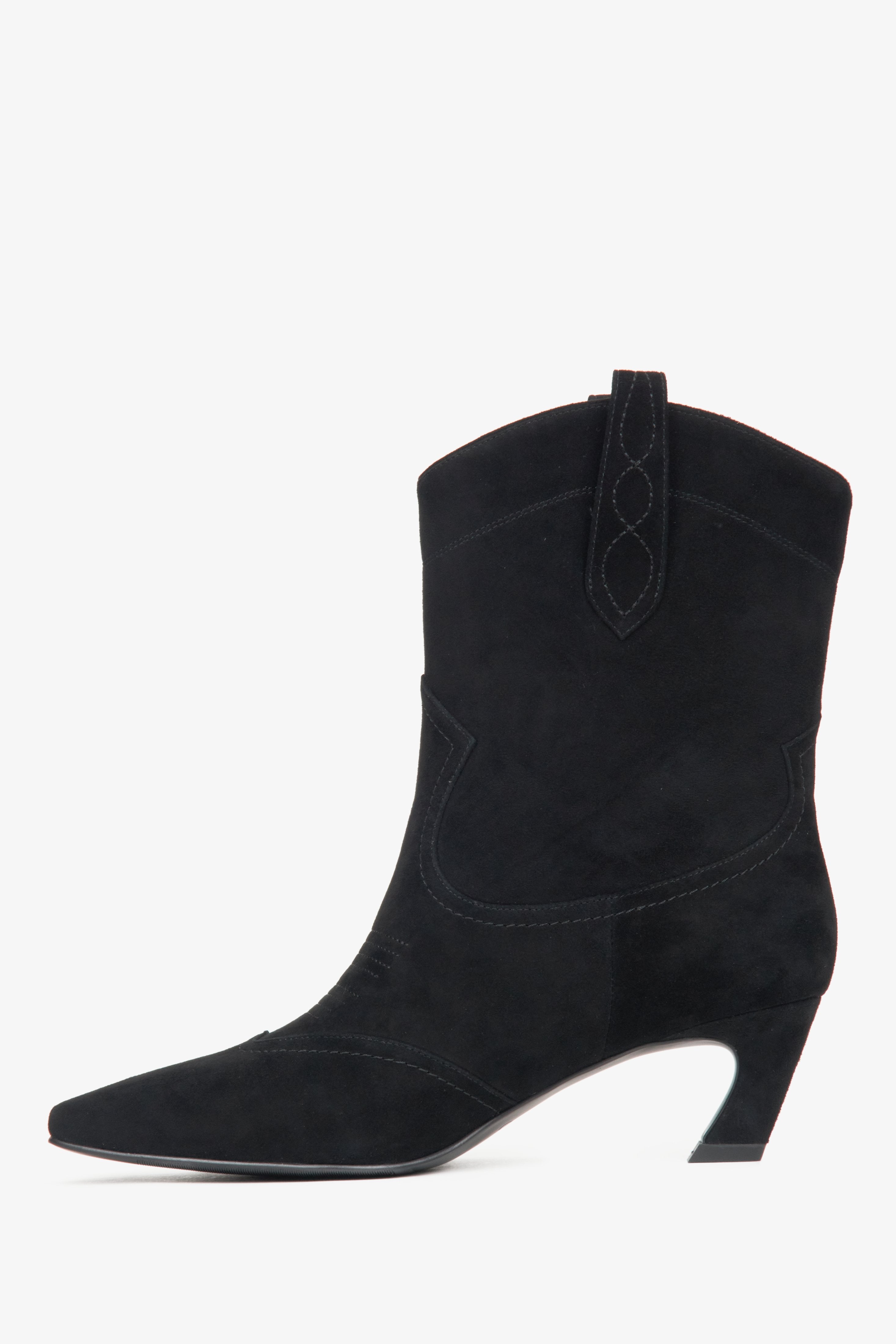 Estro's women's cowboy boots in black velour, perfect for a bold style.