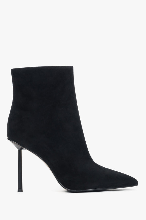 Women’s black high-heeled ankle boots in natural velour Estro.