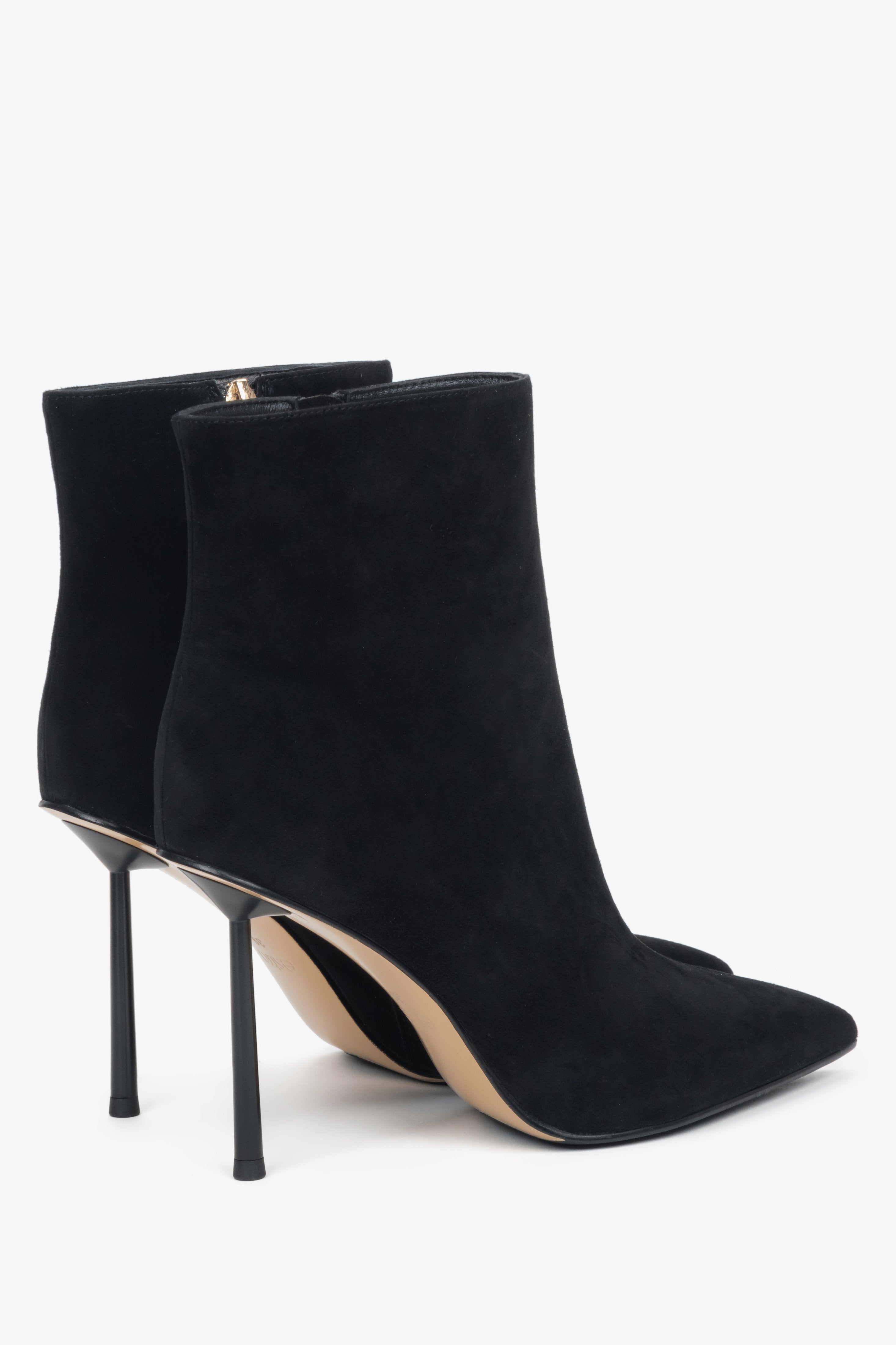 On a high heel, black women’s ankle boots in natural velour Estro.