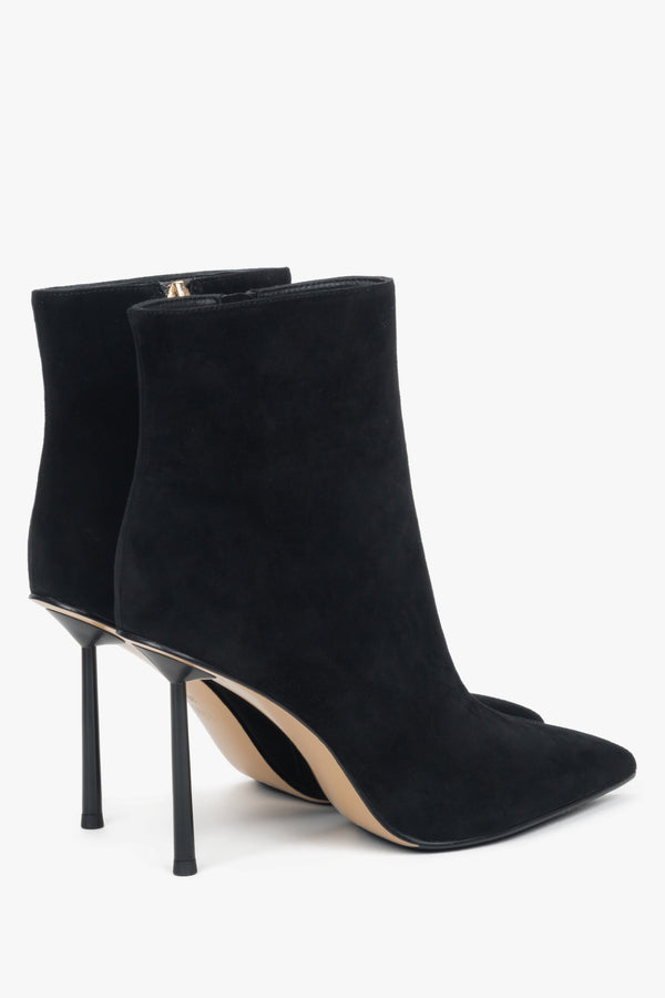 On a high heel, black women’s ankle boots in natural velour Estro.