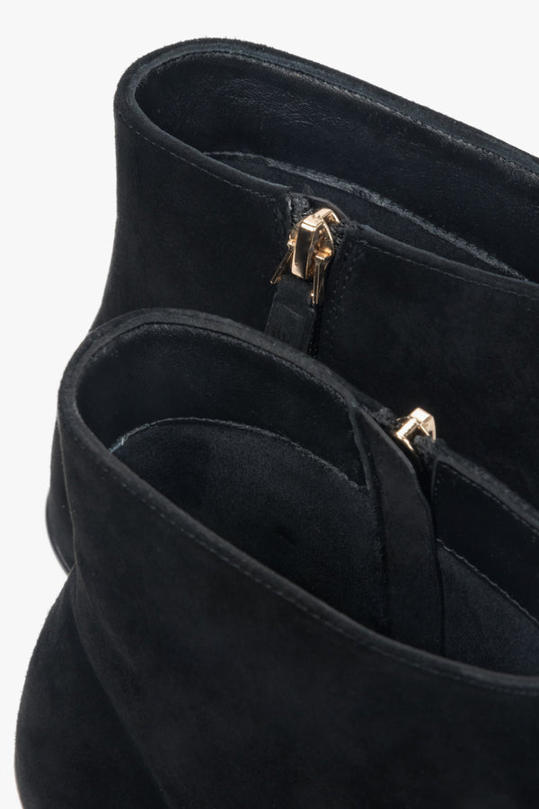 Women’s black high-heeled ankle boots in natural velour Estro.