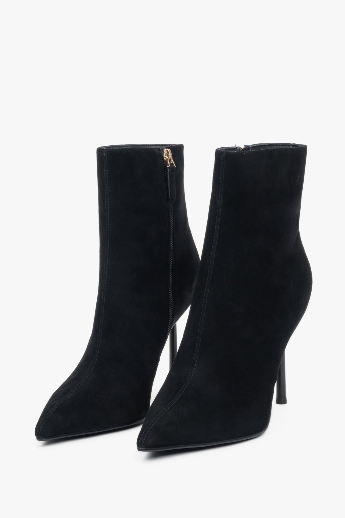 Estro women’s ankle boots, black, in natural velour with a high heel.