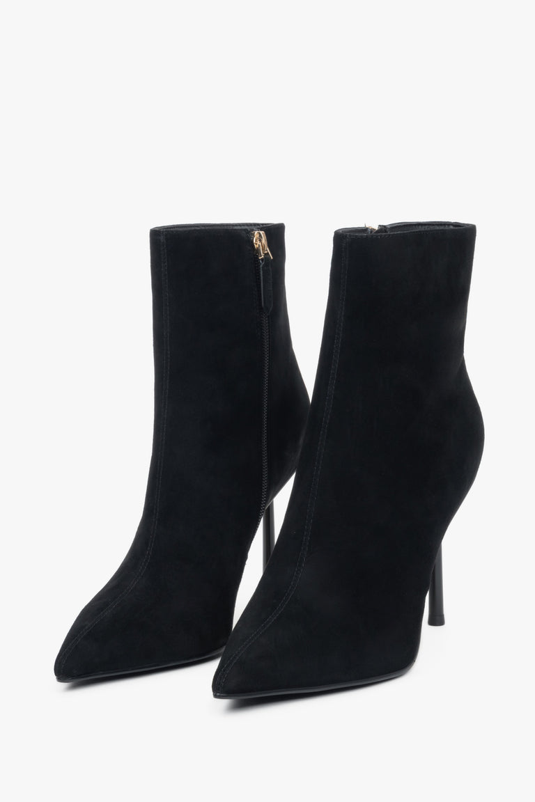Estro women’s ankle boots, black, in natural velour with a high heel.