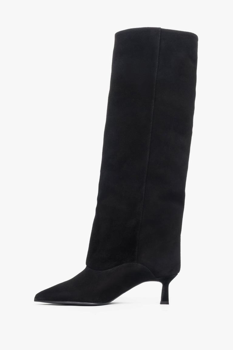 With a low flared heel, women's black knee-high boots made of genuine velour, Estro ER00118234.