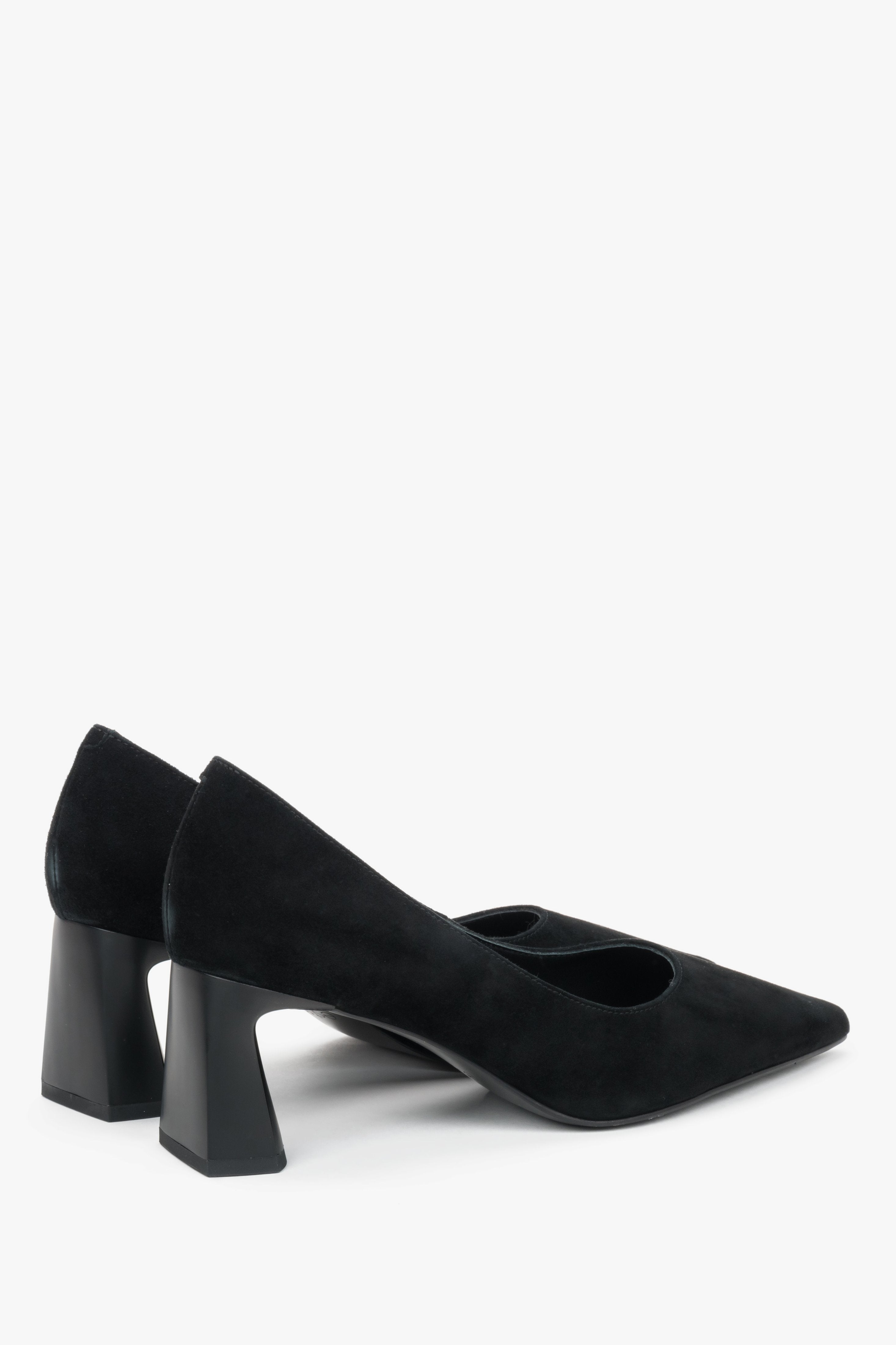 Black women’s shoes Estro on a stable block heel made of natural velour – close-up of the back of the shoes.