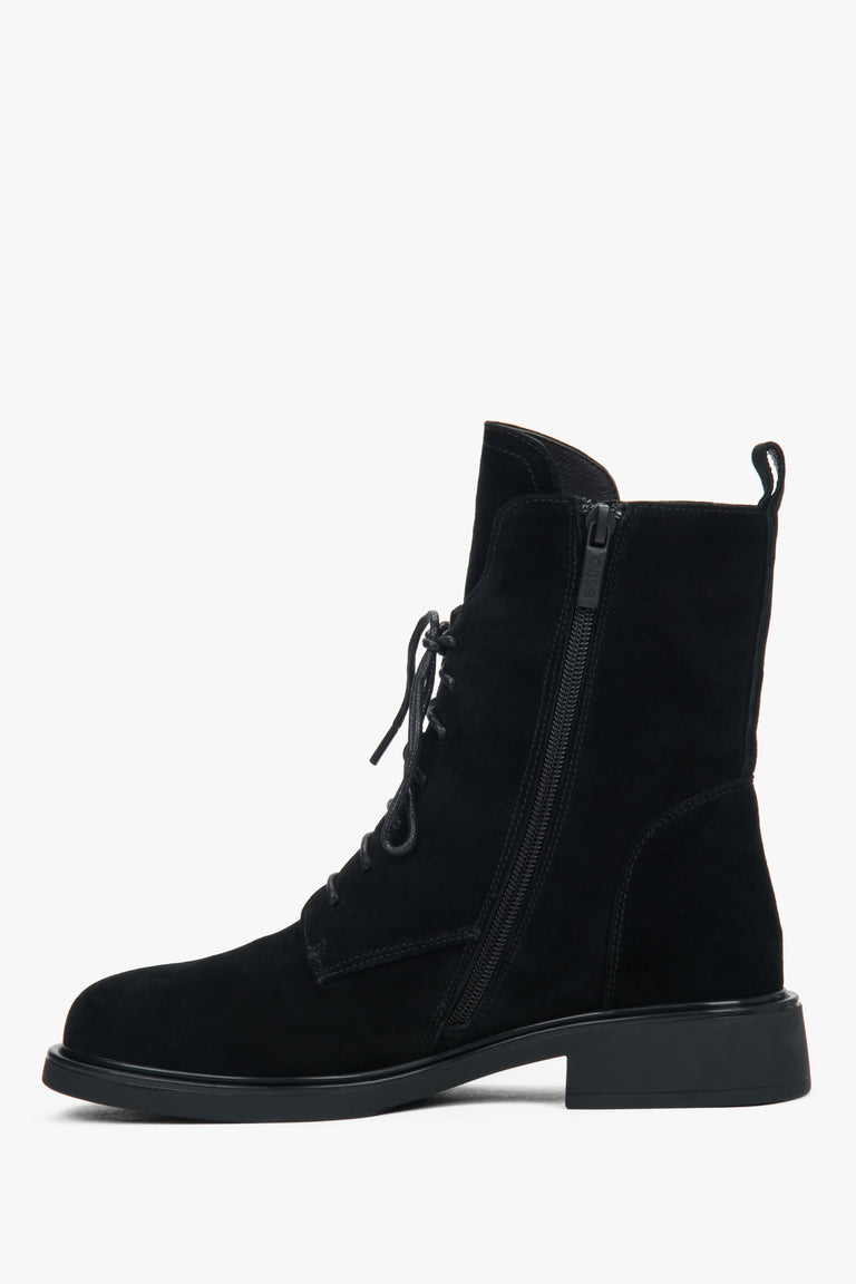 Black women’s ankle boots with a flat sole and soft fur insulation.