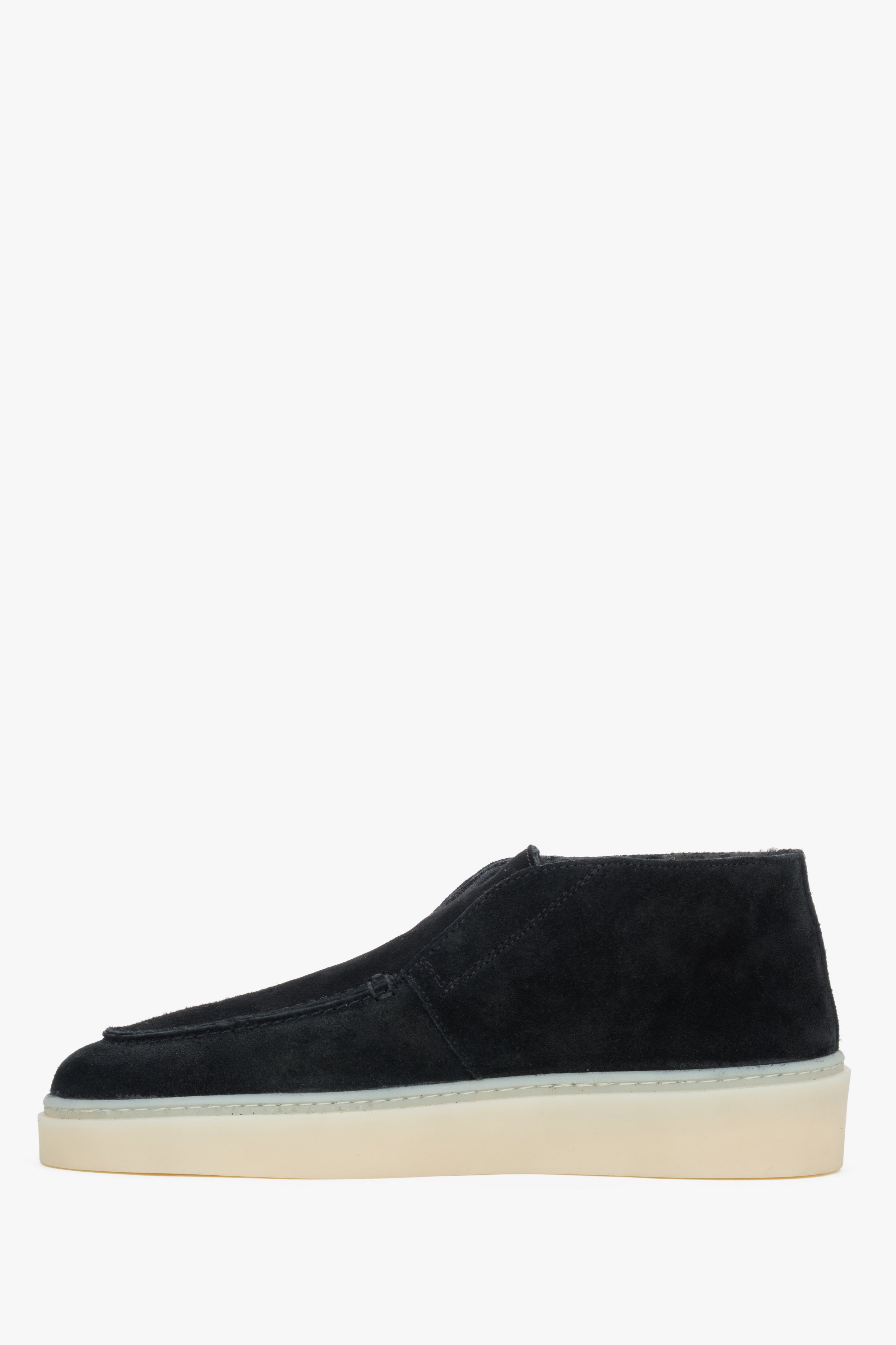 Elegant and comfortable black winter loafers, lined with fur, perfect for casual outfits.