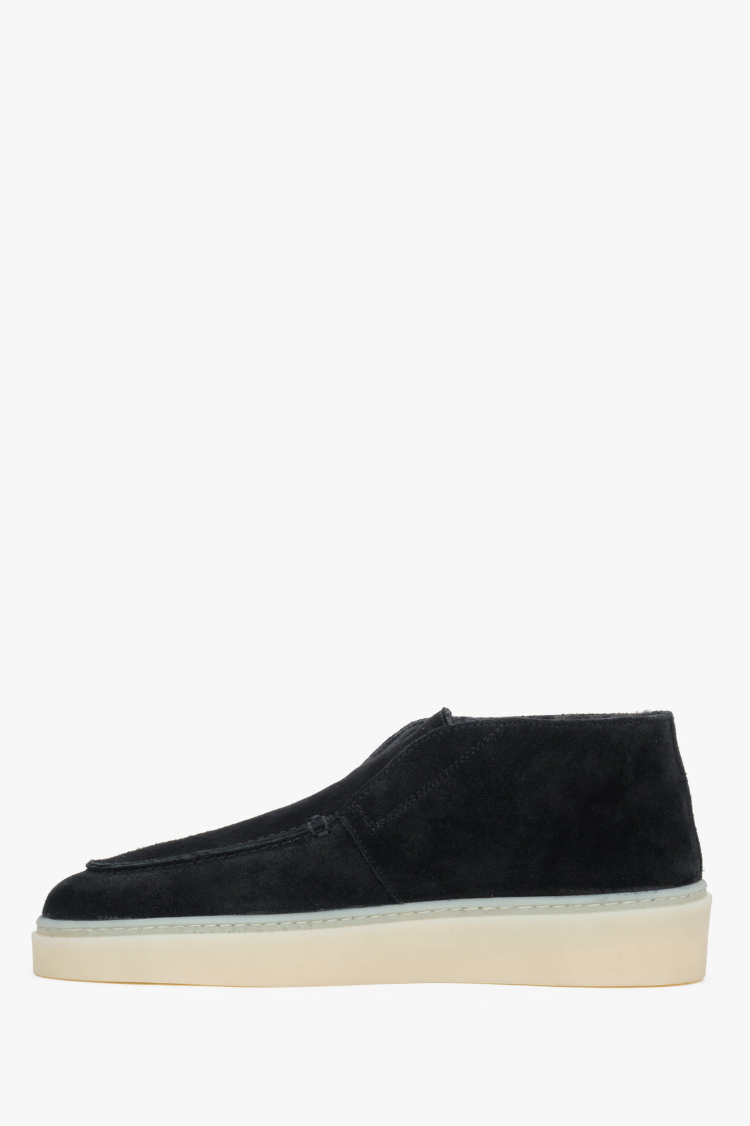 Elegant and comfortable black winter loafers, lined with fur, perfect for casual outfits.