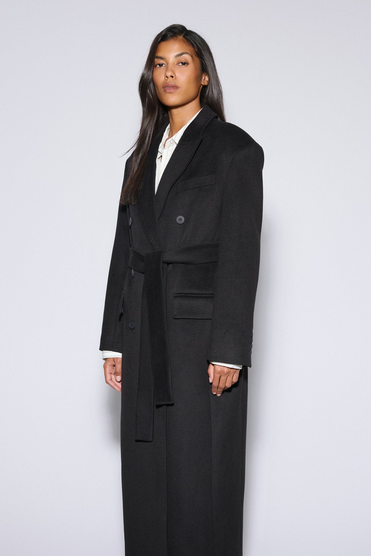 Estro - women's black wool and cashmere coat with broad shoulders.