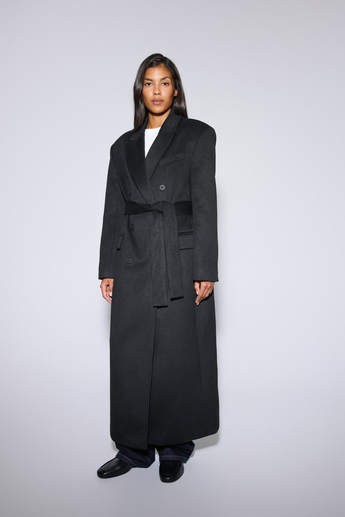 Women's black wool and cashmere coat Estro - front view showing the tailored silhouette and broad shoulder line.