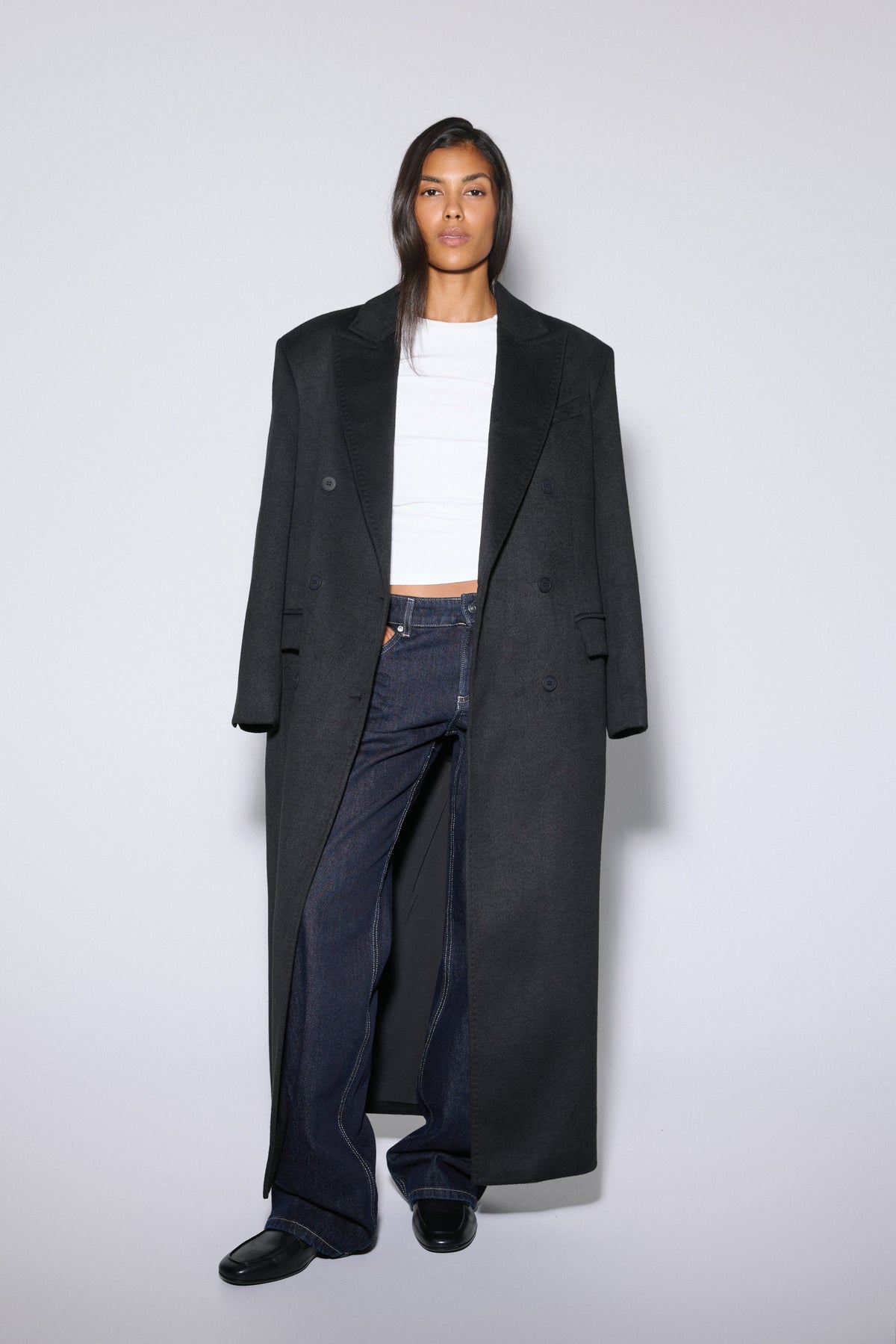 Estro - women's black wool and cashmere coat with broad shoulders.
