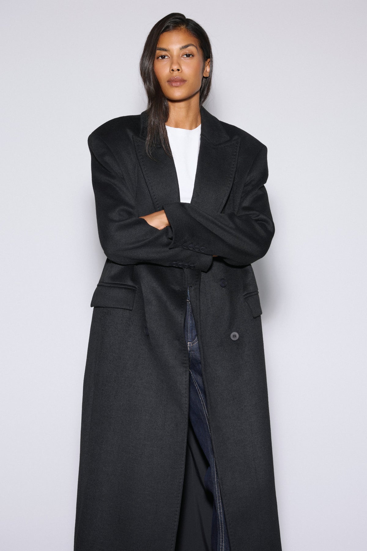 Women's black wool and cashmere coat Estro - front view showing the tailored silhouette and broad shoulder line.