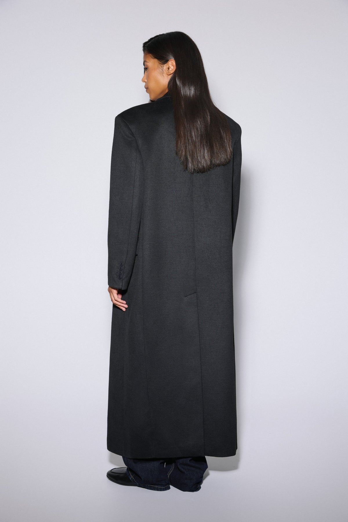 Women's black wool and cashmere coat Estro - back view highlighting the sleek fit and length.
