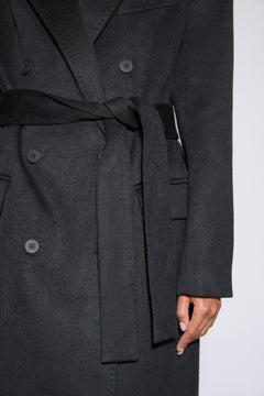 Women's black wool and cashmere coat Estro - close-up view showing the refined fabric texture and lapel detailing.