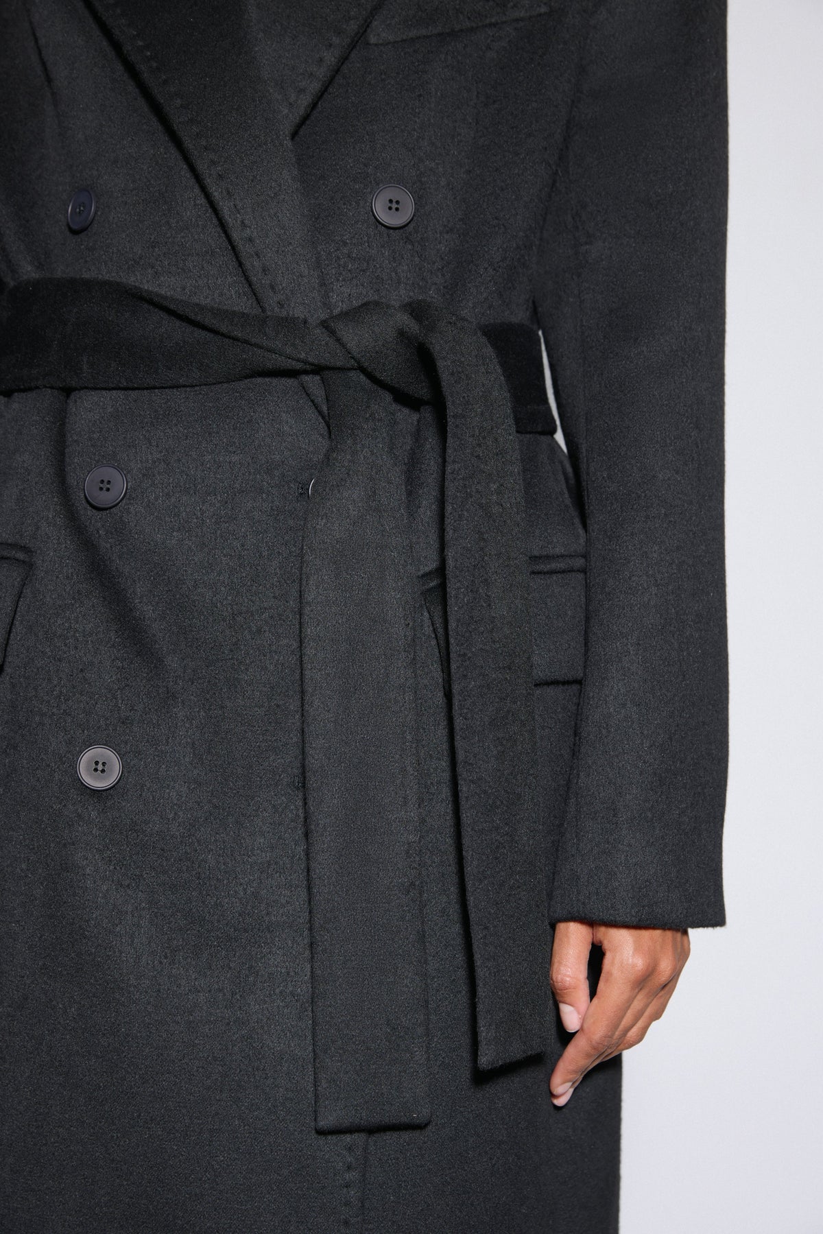 Women's black wool and cashmere coat Estro - close-up view showing the refined fabric texture and lapel detailing.