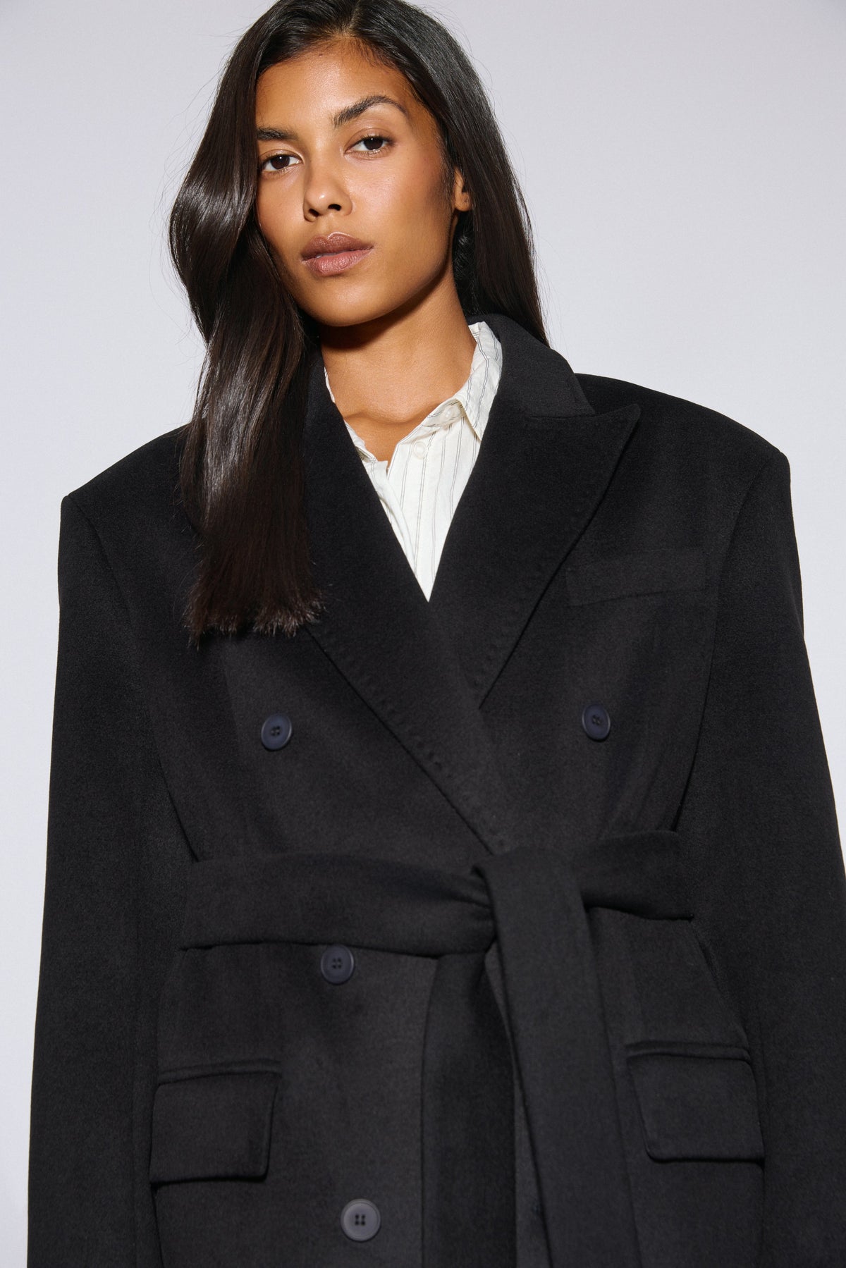 Women's black wool and cashmere coat with broad shoulders Estro (ER00120604).