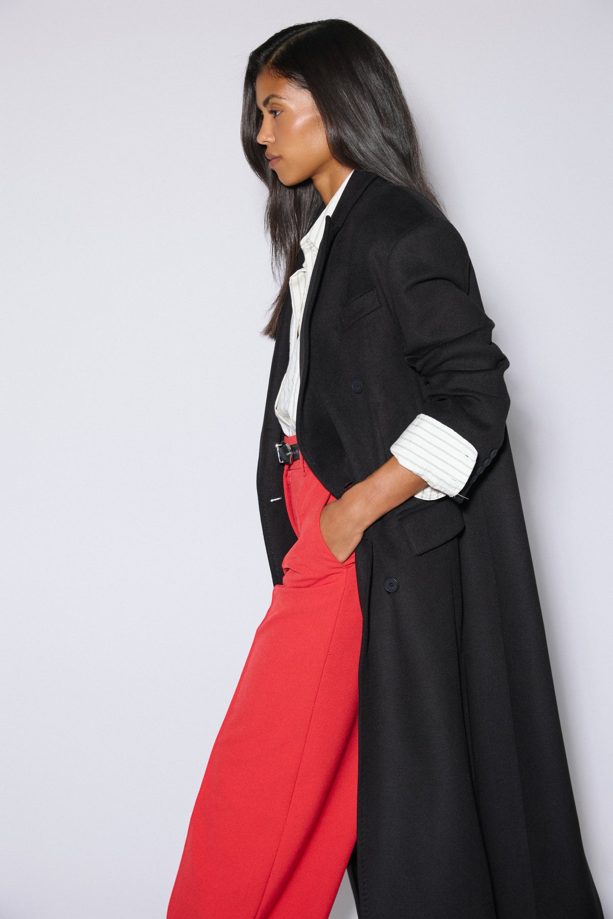 Women's black wool-cashmere coat Estro - side profile view displaying the elegant drape and structured cut.