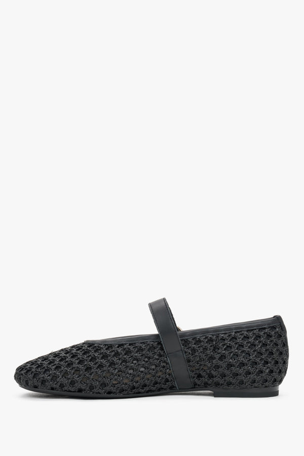 Elegant gold buckle on the Mary Jane strap of women's black woven leather ballet flats, Frau.