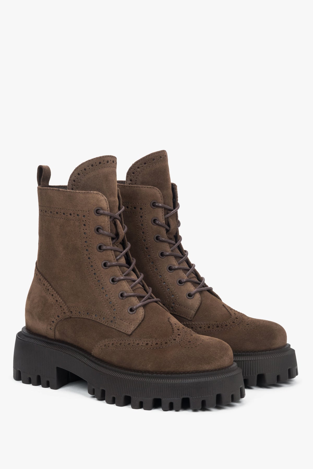 Brown combat boots made of Italian velour with a chunky sole and flannel lining. Model ER00118215.