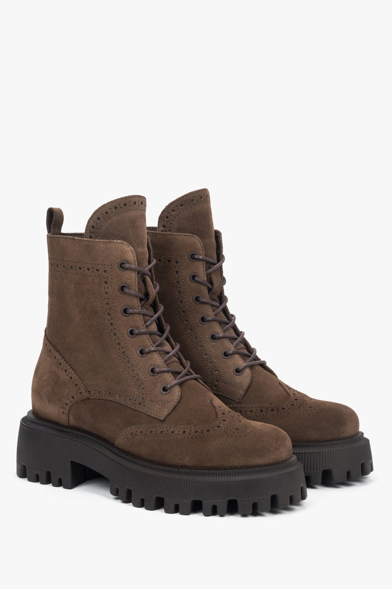 Brown combat boots made of Italian velour with a chunky sole and flannel lining. Model ER00118215.
