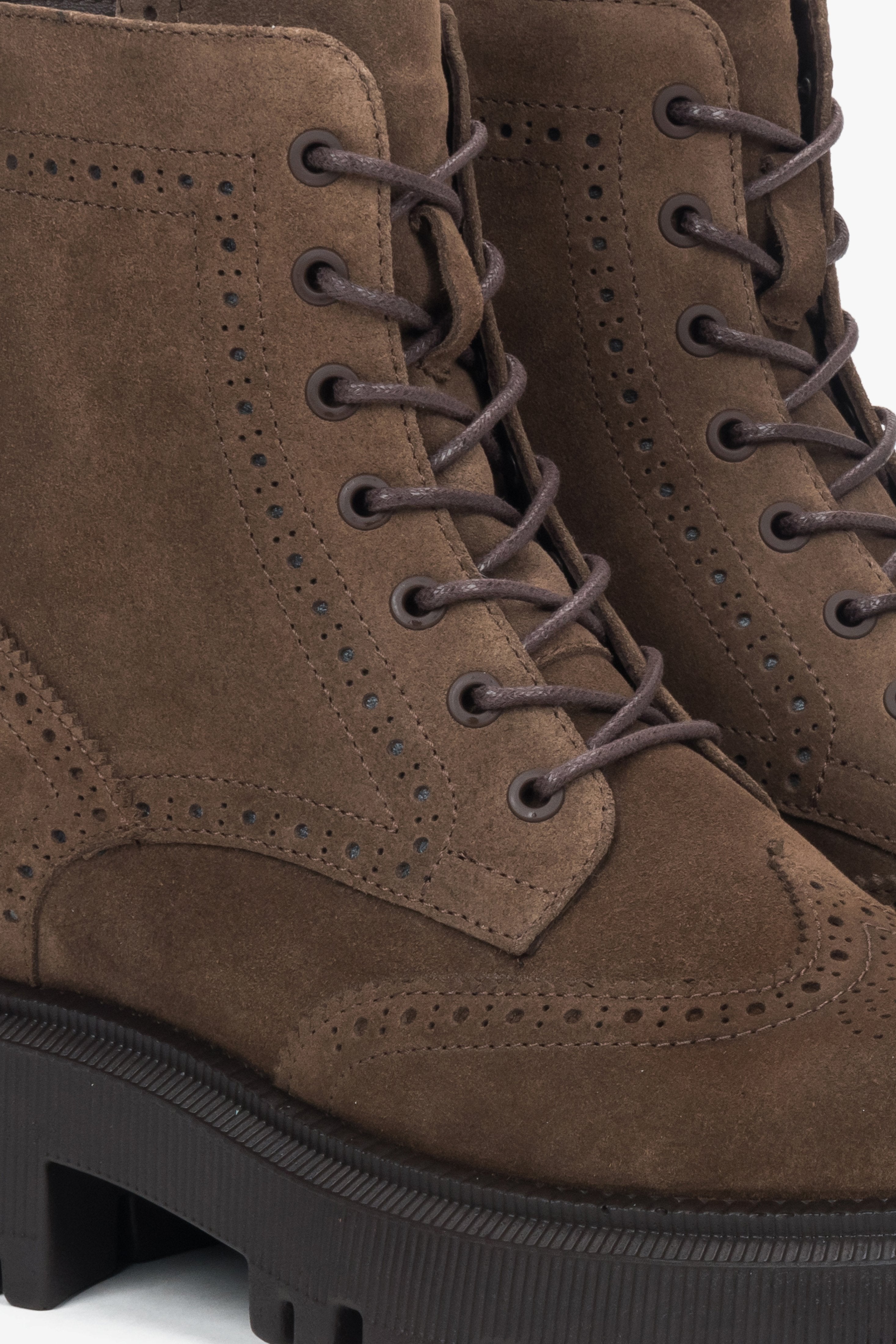 Model ER00118215 — brown velour combat boots with a stable sole and flannel interior.

