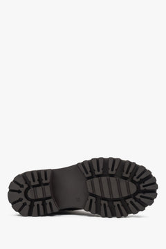 The sole is made of lightweight and durable PU (polyurethane), offering excellent cushioning and abrasion resistance.