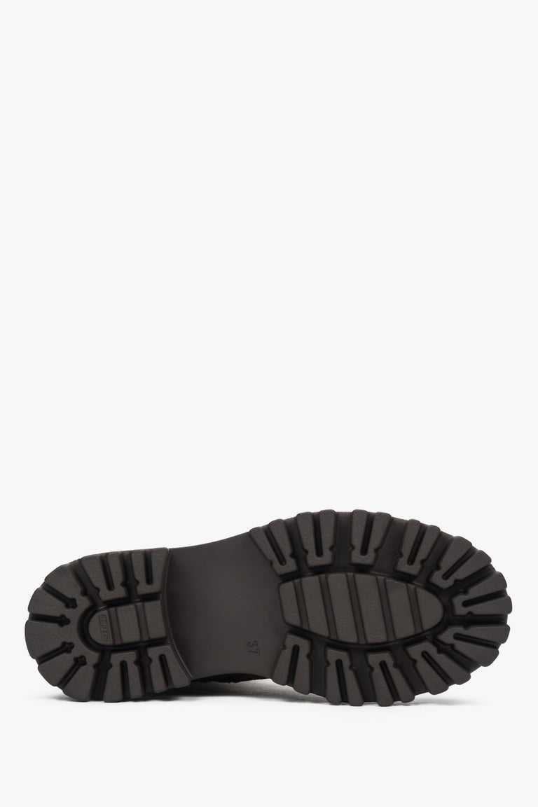 The sole is made of lightweight and durable PU (polyurethane), offering excellent cushioning and abrasion resistance.