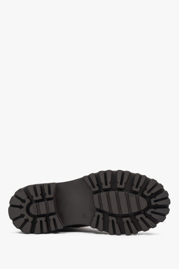 The sole is made of lightweight and durable PU (polyurethane), offering excellent cushioning and abrasion resistance.