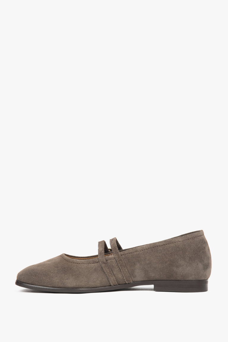 Luxurious brown ballerinas by Estro made of premium genuine velour.