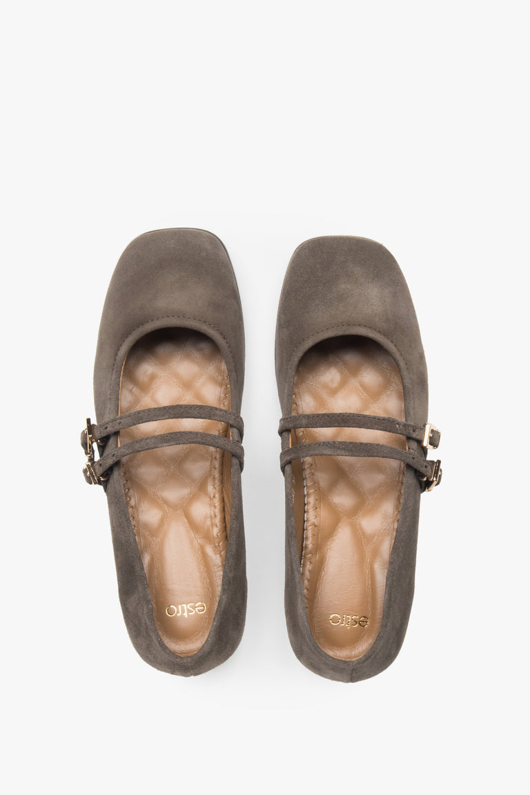 Brown ballerinas by Estro, made of soft velour and adorned with a buckle.