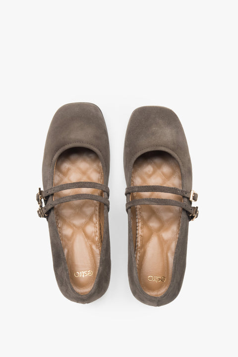 Brown ballerinas by Estro, made of soft velour and adorned with a buckle.