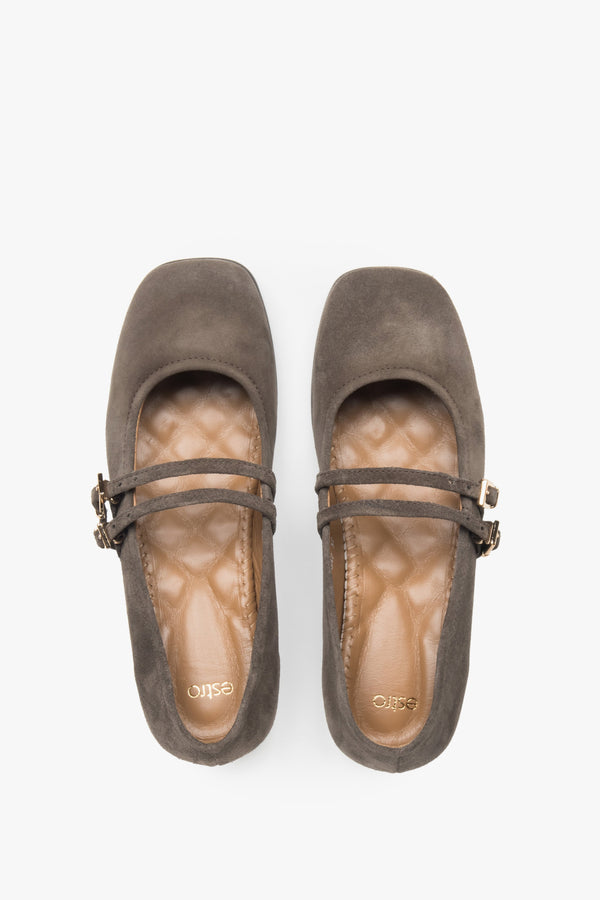 Brown ballerinas by Estro, made of soft velour and adorned with a buckle.