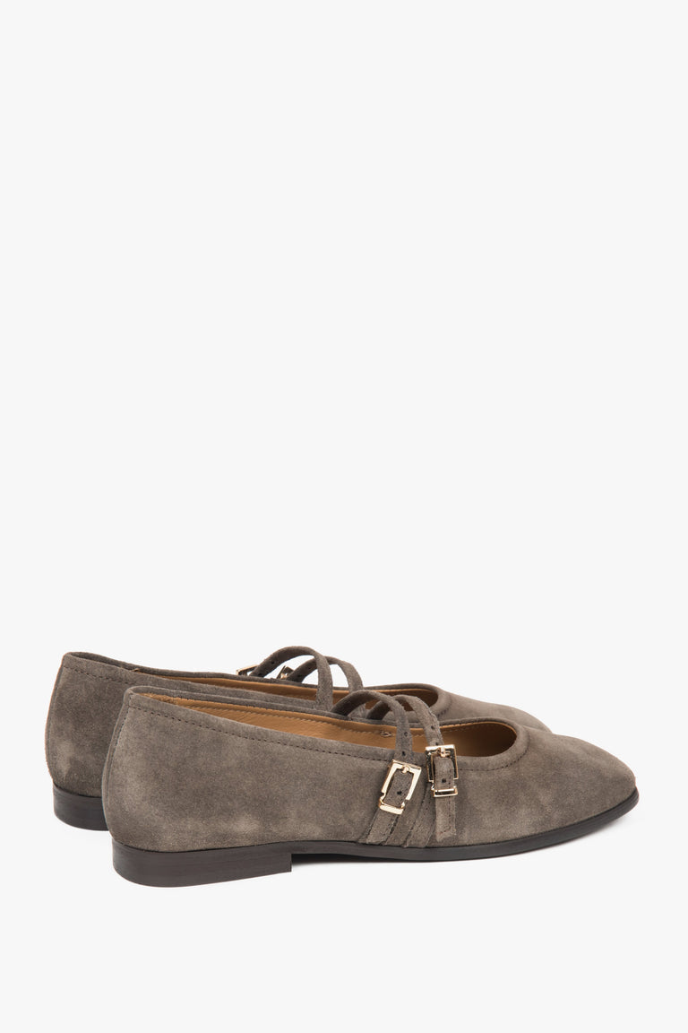Women's ballerinas in brown premium velour with a buckle.