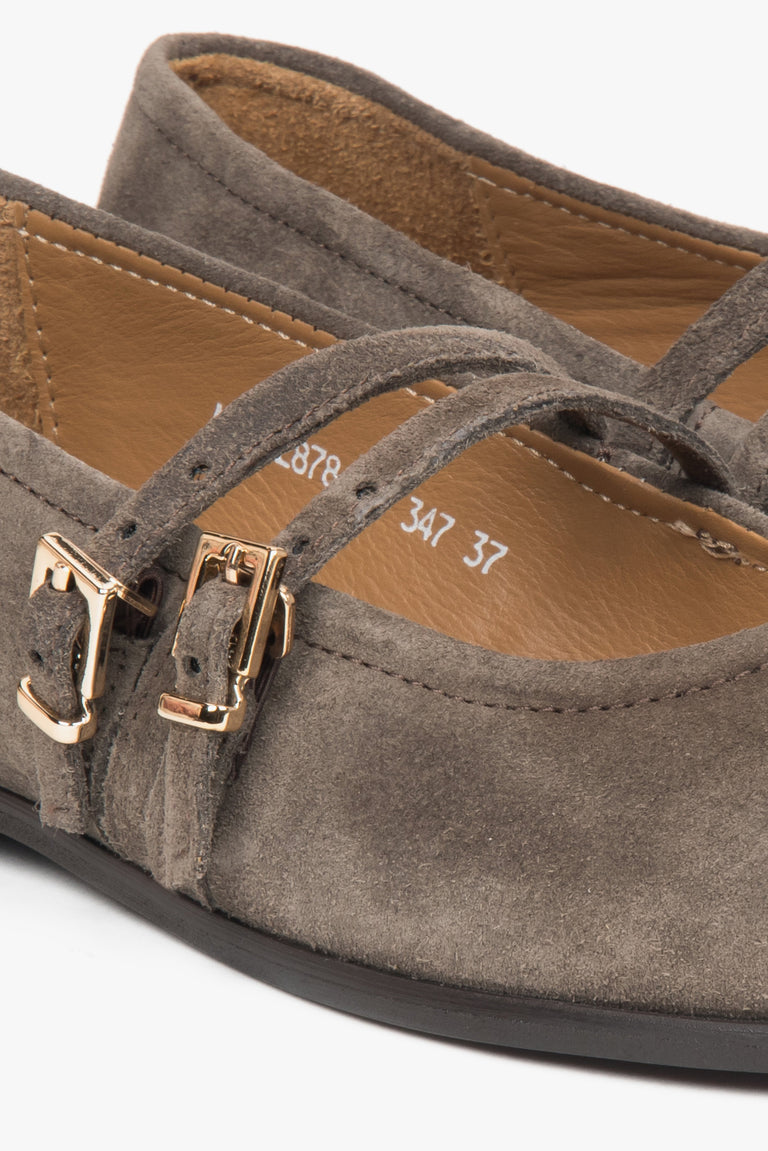 Brown ballerinas by Estro, made of Italian premium velour with an elegant buckle.