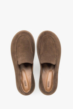 The barefoot-inspired design with a wide toe box allows natural foot movement and improves overall walking comfort.
