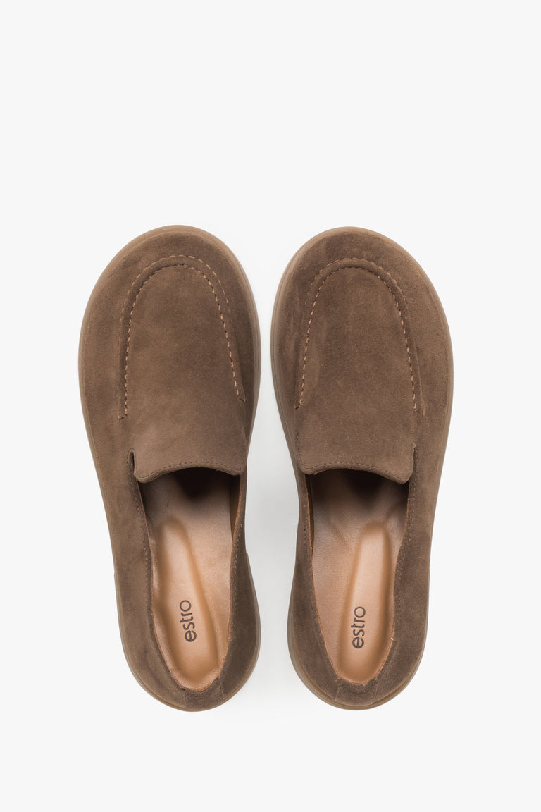 The barefoot-inspired design with a wide toe box allows natural foot movement and improves overall walking comfort.