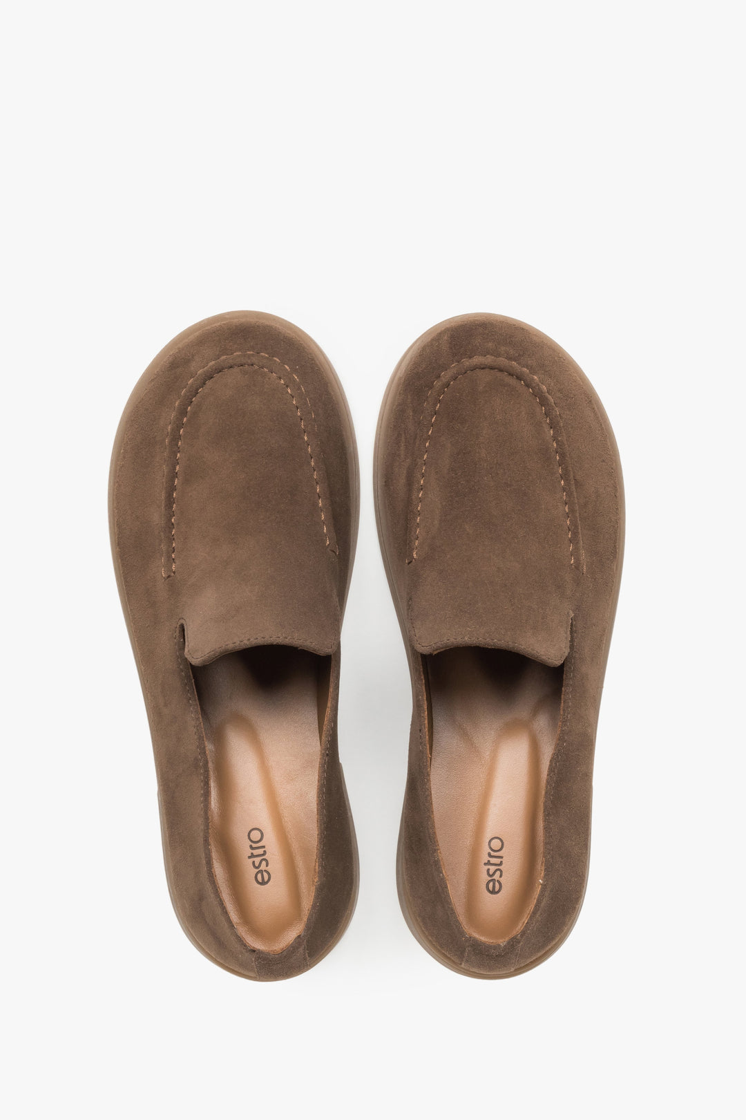 The barefoot-inspired design with a wide toe box allows natural foot movement and improves overall walking comfort.